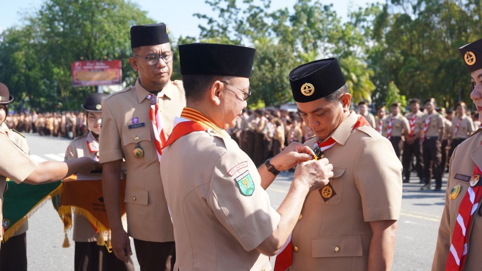 Ketua Mabicab Gerakan Pramuka Kota Pontianak Edi Rusdi Kamtono menyematkan tanda penghargaan kepada Wakil Mabicab Gerakan Pramuka Kota Pontianak Bahasan.