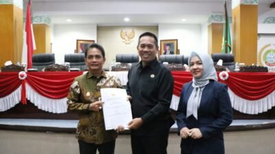 Wakil Wali Kota Pontianak Bahasan menyerahkan jawaban Wali Kota terhadap pandangan umum Fraksi-fraksi DPRD Kota Pontianak terkait Nota Keuangan Raperda Perubahan APBD 2025.