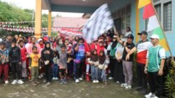 Wakil Wali Kota Pontianak Bahasan melepas peserta jalan sehat dalam rangka HUT ke-80 RI di halaman Kantor Camat Pontianak Tenggara.