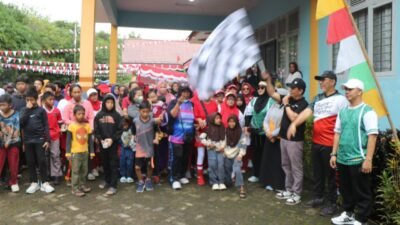 Wakil Wali Kota Pontianak Bahasan melepas peserta jalan sehat dalam rangka HUT ke-80 RI di halaman Kantor Camat Pontianak Tenggara.