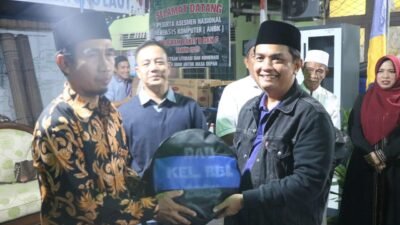 Wakil Wali Kota Pontianak Bahasan menyerahkan secara simbolis bantuan berupa barang-barang keperluan posyandu dan lingkungan masyarakat di Kelurahan Bangka Belitung Laut.