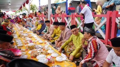 Ribuan Warga Padati Tradisi Robo-robo Pontianak, Hamparan Makanan Membentang 1,3 KM