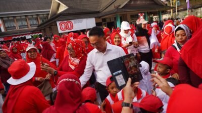 Wali Kota Pontianak Edi Rusdi Kamtono ikut membagikan bendera Merah Putih kepada warga di Kecamatan Pontianak Kota.