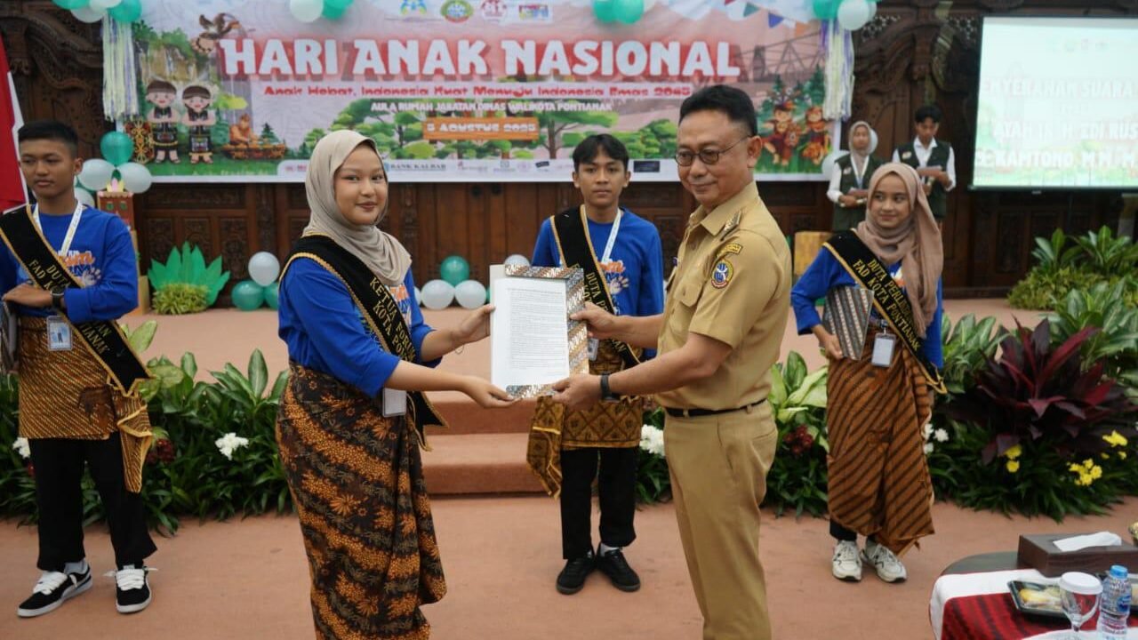 ⁠Wali Kota Pontianak Edi Rusdi Kamtono menerima naskah Suara Anak Kota Pontianak yang berisikan aspirasi mewakili suara anak-anak di Kota Pontianak.