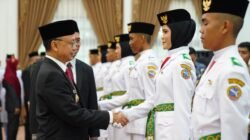 Wali Kota Pontianak Edi Rusdi Kamtono memberi ucapan selamat kepada anggota Paskibraka Kota Pontianak yang baru dikukuhkan.