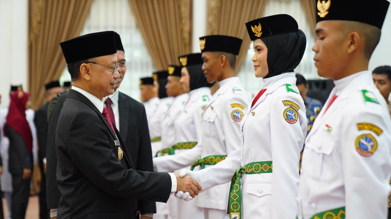 Wali Kota Pontianak Edi Rusdi Kamtono memberi ucapan selamat kepada anggota Paskibraka Kota Pontianak yang baru dikukuhkan.