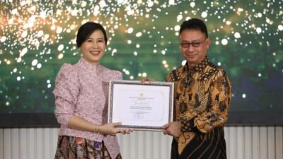 Wali Kota Pontianak Edi Rusdi Kamtono menerima penghargaan Kota Layak Anak (KLA) kategori Nindya dari Wakil Menteri Pemberdayaan Perempuan dan Perlindungan Anak RI Veronica Tan di Jakarta.