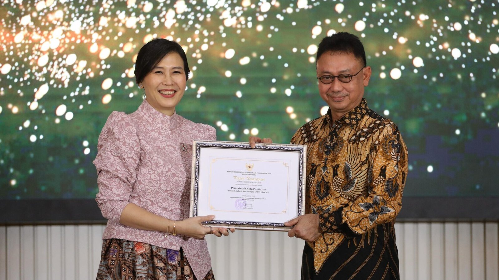 Wali Kota Pontianak Edi Rusdi Kamtono menerima penghargaan Kota Layak Anak (KLA) kategori Nindya dari Wakil Menteri Pemberdayaan Perempuan dan Perlindungan Anak RI Veronica Tan di Jakarta.