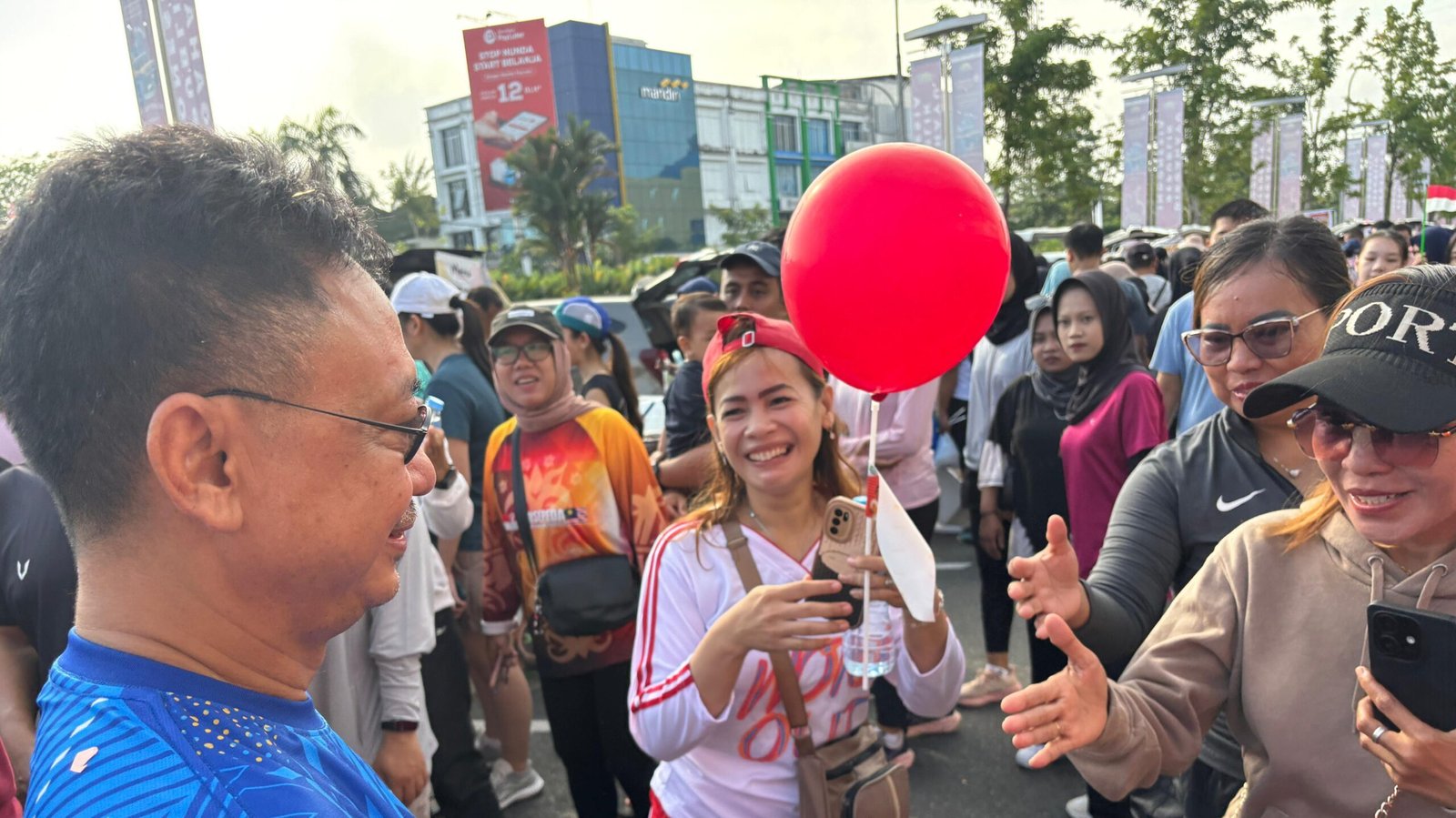 Wali Kota Pontianak Edi Rusdi Kamtono membagikan balon yang berisikan pesan untuk menolak gratifikasi.