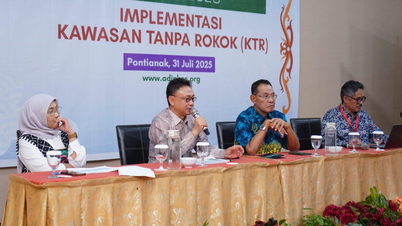 Wali Kota Pontianak, Edi Rusdi Kamtono, saat memaparkan materi tentang ‘Praktik Baik Implementasi KTR di Kota Pontianak’ dalam Pertemuan Nasional ADINKES 2025 di Hotel Aston Pontianak, Kamis (31/7/2025). Foto: HO/Faktakalbar.id