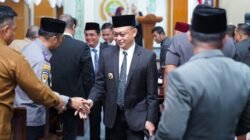 Wali Kota Pontianak Edi Rusdi Kamtono berjabat tangan usai penyampaian Raperda tentang Perubahan APBD Tahun 2025 dan KUA-PPAS Kota Pontianak.