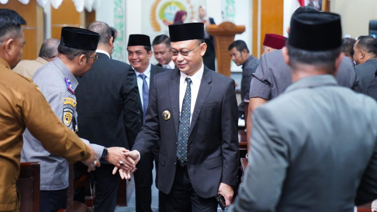 Wali Kota Pontianak Edi Rusdi Kamtono berjabat tangan usai penyampaian Raperda tentang Perubahan APBD Tahun 2025 dan KUA-PPAS Kota Pontianak.