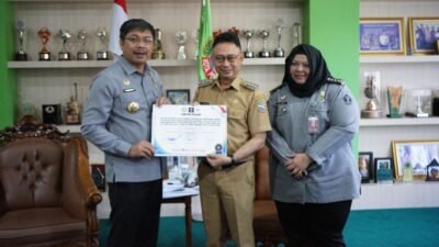 Wali Kota Pontianak Edi Rusdi Kamtono bersama Kepala Kanwil Kementerian Hukum Kalbar Jonny Pesta Simamora memperlihatkan piagam komitmen bersama.