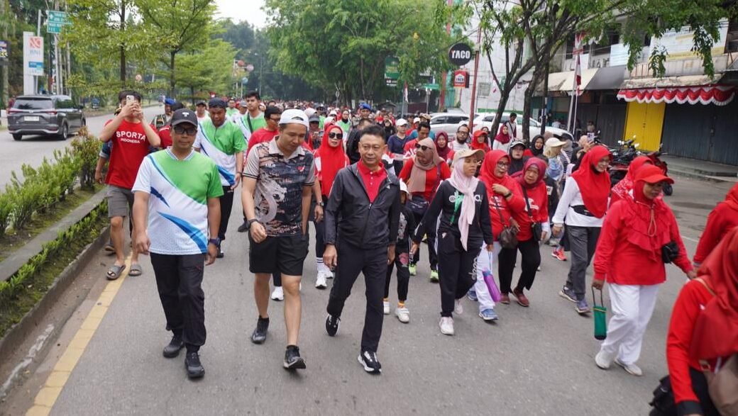 Wali Kota Pontianak Edi Rusdi Kamtono ikut berbaur bersama peserta Fun Walk.