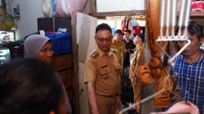 Wali Kota Pontianak, Edi Rusdi Kamtono (kanan), berdialog dengan Norma (kiri) di depan kediamannya yang akan segera direnovasi melalui program bedah rumah di Gang Alpokat Indah, Selasa (26/8/2025).