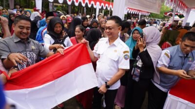 Wali Kota Pontianak Edi Rusdi Kamtono meninjau pasar murah dalam rangka HUT ke-80 RI di halaman Kantor Camat Pontianak Barat.