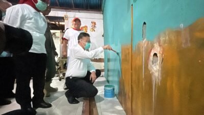 Wali Kota Pontianak Edi Rusdi Kamtono bersama saat meninjau proses perbaikan rumah milik Davidi di Gang Pajajaran V, Pontianak Barat.