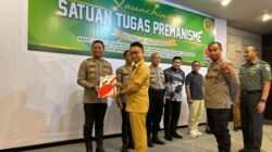 Wali Kota Pontianak Edi Rusdi Kamtono menyerahkan secara simbolis Surat Keputusan (SK) Satgas Pemberantasan Premanisme di Wilayah Kota Pontianak.
