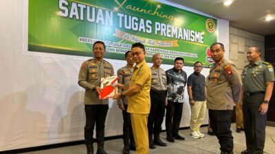 Wali Kota Pontianak Edi Rusdi Kamtono menyerahkan secara simbolis Surat Keputusan (SK) Satgas Pemberantasan Premanisme di Wilayah Kota Pontianak.