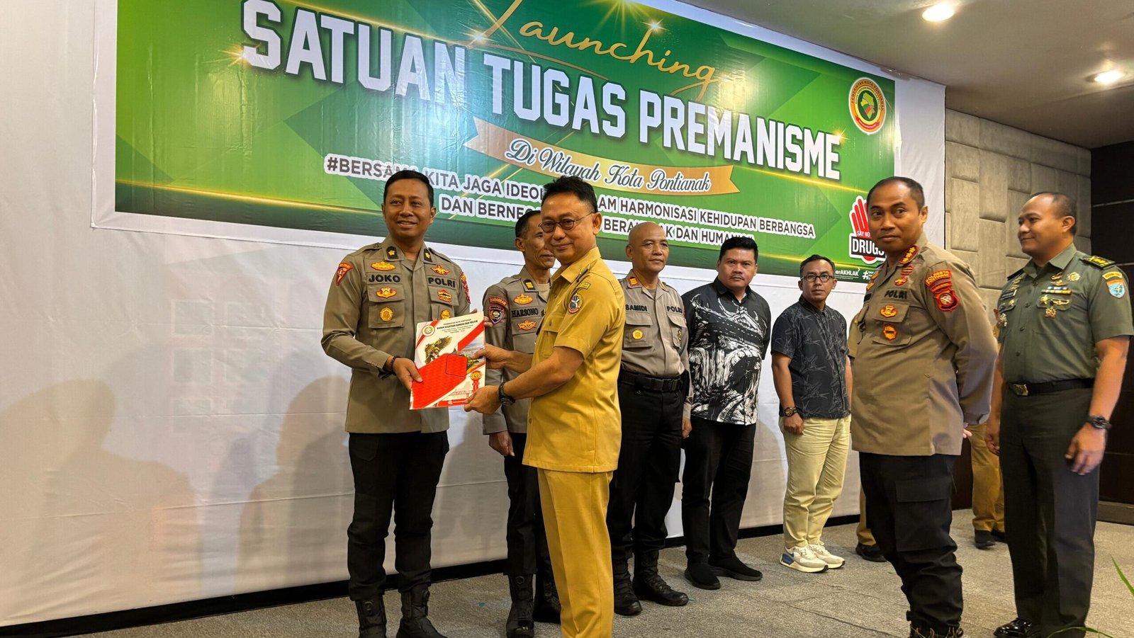 Wali Kota Pontianak Edi Rusdi Kamtono menyerahkan secara simbolis Surat Keputusan (SK) Satgas Pemberantasan Premanisme di Wilayah Kota Pontianak.