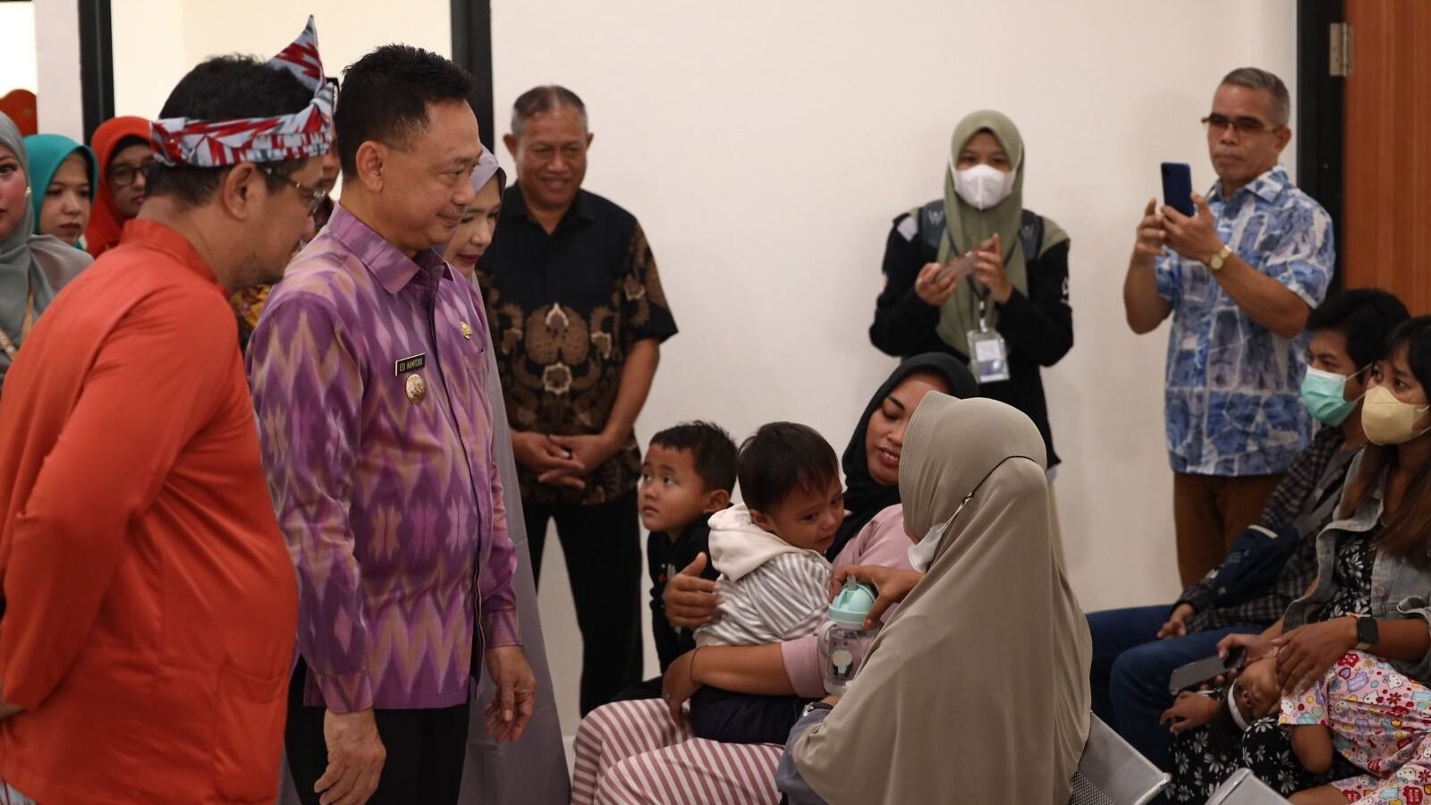 Wali Kota Pontianak Edi Rusdi Kamtono saat meninjau pelayanan puskesmas.