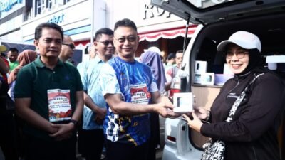 Wali Kota Pontianak Edi Rusdi Kamtono menyerahkan souvenir kepada warga yang membayar PBB-P2 menggunakan QRIS Dinamis.