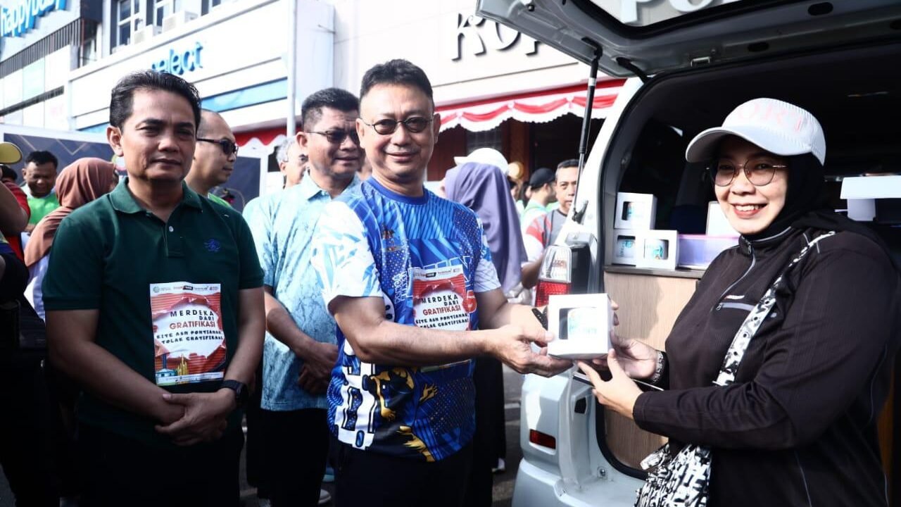Wali Kota Pontianak Edi Rusdi Kamtono menyerahkan souvenir kepada warga yang membayar PBB-P2 menggunakan QRIS Dinamis.
