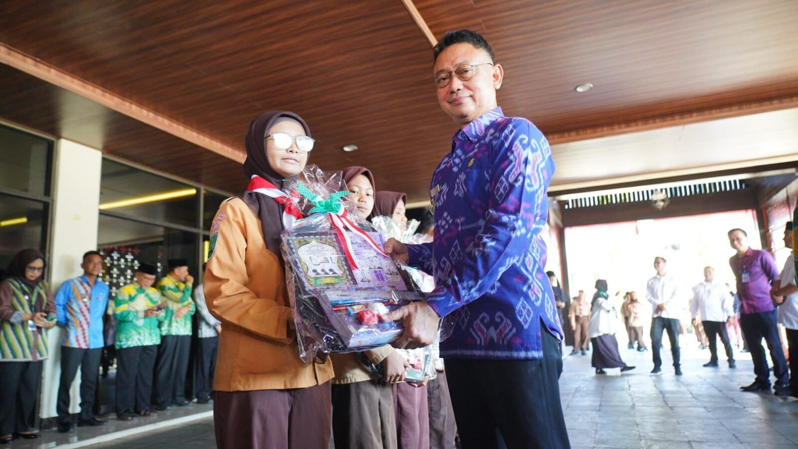 Wali Kota Pontianak Edi Rusdi Kamtono menyerahkan secara simbolis paket perlengkapan sekolah dari Program 'Like Sedekah Jumat' Baznas Kota Pontianak.