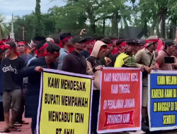 Ratusan Warga Geruduk Kantor Bupati Mempawah, Sampaikan Tuntutan Terhadap PT AHAL