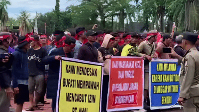 Ratusan Warga Geruduk Kantor Bupati Mempawah, Sampaikan Tuntutan Terhadap PT AHAL