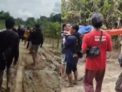 Akses Jalan Rusak, Jenazah Warga di Sintang Terpaksa Ditandu Sejauh 4 Kilometer