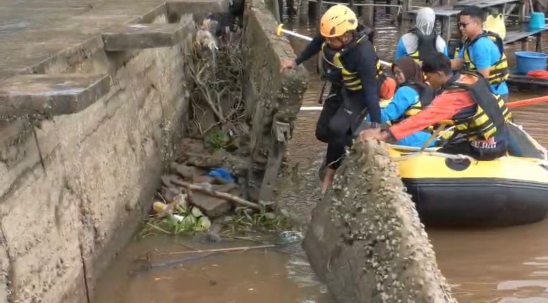 Peserta Kolase Journalist Camp (KJC) 2025 menggelar aksi bersih-bersih Sungai Kapuas di Pontianak dan berhasil mengangkut 700 kg sampah dari bantaran sungai. ( Dok. GG/Faktakalbar.id)