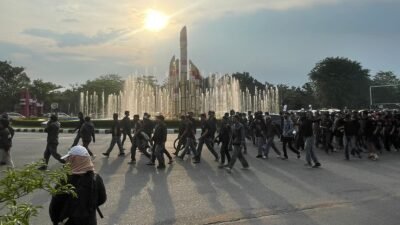 "Massa aksi mahasiswa bergerak dari Tugu Digulis, memulai long march sebagai bagian dari demonstrasi menuju kantor DPRD Provinsi Kalimantan Barat. (Dok. Faktakalbar.id)"
