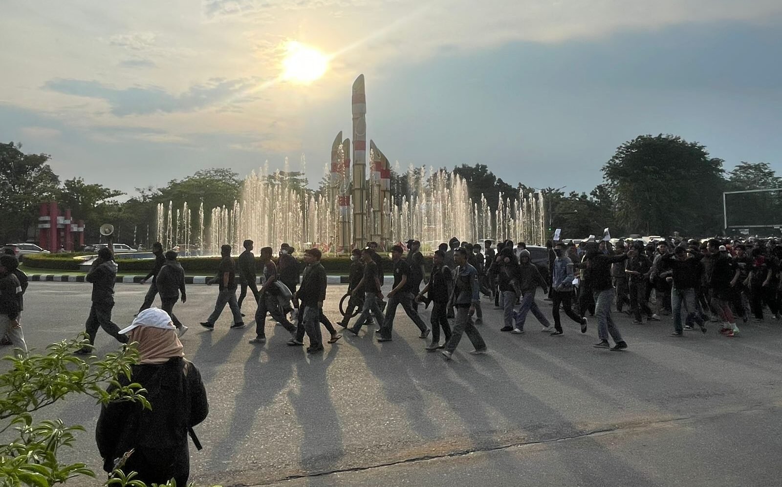 "Massa aksi mahasiswa bergerak dari Tugu Digulis, memulai long march sebagai bagian dari demonstrasi menuju kantor DPRD Provinsi Kalimantan Barat. (Dok. Faktakalbar.id)"