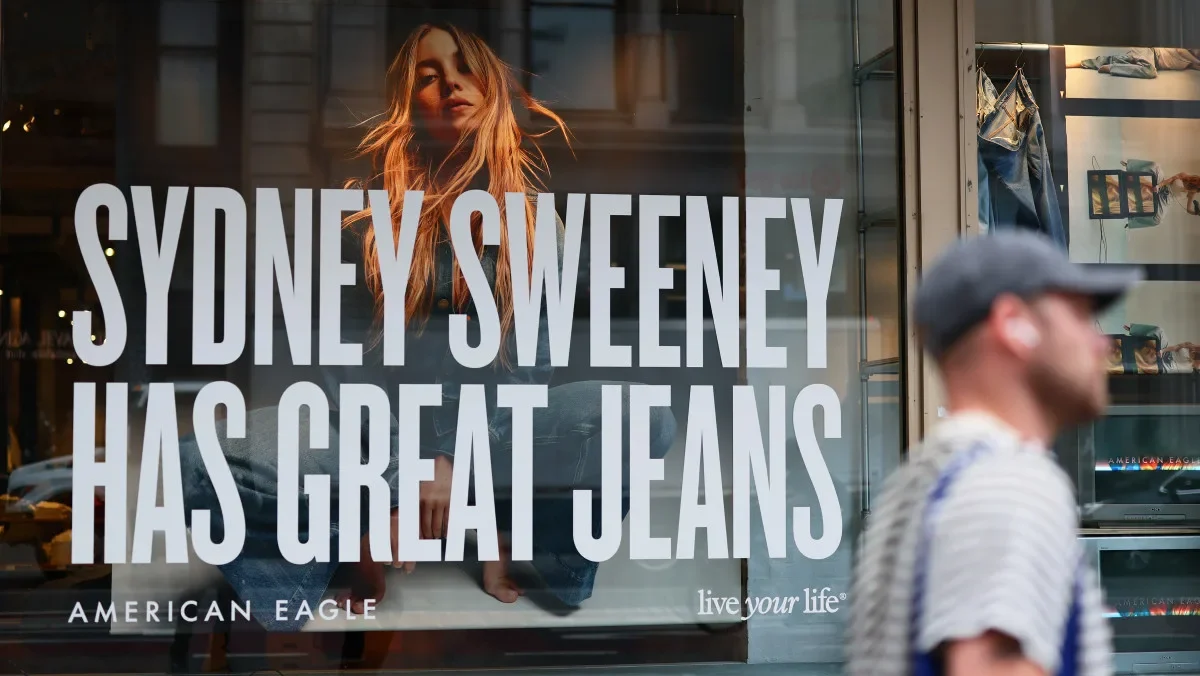 Jendela etalase toko menampilkan iklan American Eagle "Sydney Sweeney Has Great Jeans". (Dok. American Eagle)