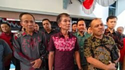 Puluhan anggota CU Lantang Tipo saat melakukan audiensi dengan perwakilan Bank BTN Cabang Pontianak untuk menuntut pembayaran dana sebesar Rp33,6 miliar di Pontianak, Kamis (7/8/2025).