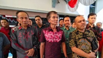 Puluhan anggota CU Lantang Tipo saat melakukan audiensi dengan perwakilan Bank BTN Cabang Pontianak untuk menuntut pembayaran dana sebesar Rp33,6 miliar di Pontianak, Kamis (7/8/2025).