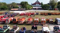Apel gelar pasukan dan prasarana pengendalian kebakaran hutan dan lahan yang dilaksanakan di lapangan Kantor Gubernur Kalimantan Tengah, Kamis (7/8).
