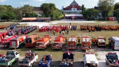 Apel gelar pasukan dan prasarana pengendalian kebakaran hutan dan lahan yang dilaksanakan di lapangan Kantor Gubernur Kalimantan Tengah, Kamis (7/8).