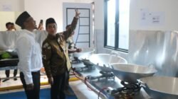 "Wakil Wali Kota Pontianak, Bahasan, meninjau langsung dapur pemenuhan gizi di Siantan Hilir untuk memastikan standar pelayanan makanan bergizi bagi siswa terpenuhi."
