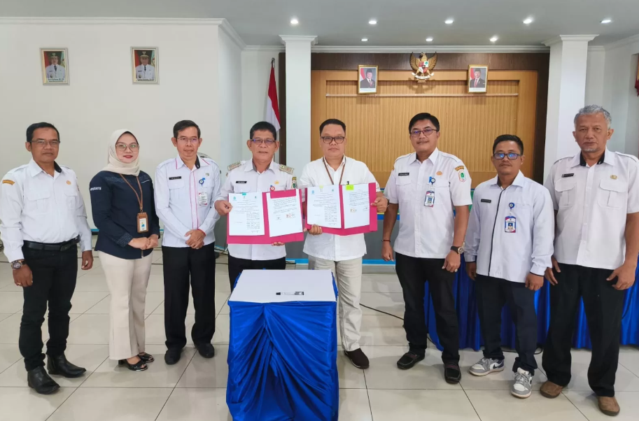 "Bapenda Kapuas Hulu dan Bank Kalbar jalin kerja sama pembayaran pajak online untuk tingkatkan PAD dan transparansi pelayanan publik di Kabupaten Kapuas Hulu."