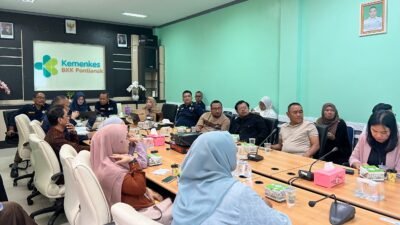 "Forum Konsultasi Publik (FKP) berfoto bersama di Kantor BKK Kelas I Pontianak, Kamis (24/7/2025). (Dok. BKK Pontianak)"