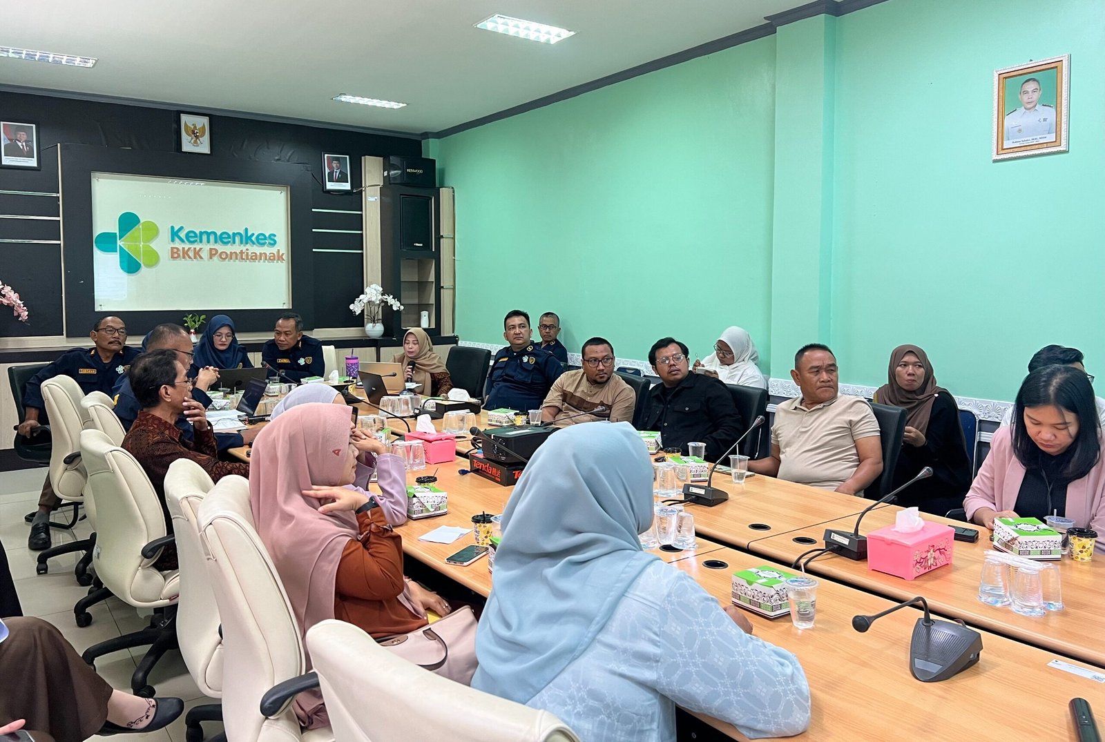 "Forum Konsultasi Publik (FKP) berfoto bersama di Kantor BKK Kelas I Pontianak, Kamis (24/7/2025). (Dok. BKK Pontianak)"