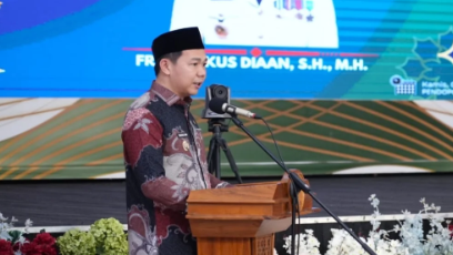 Bupati Kapuas Hulu Fransiskus Diaan (kanan) saat memaparkan persiapan pelaksanaan Musabaqah Tilawatil Quran (MTQ) ke-33 tingkat Provinsi Kalimantan Barat di hadapan Gubernur Kalimantan Barat.