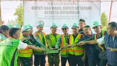 Bupati Ketapang, Alexander Wilyo (tengah), didampingi jajaran Forkopimda, secara simbolis menancapkan tiang pancang sebagai tanda dimulainya proyek pembangunan jalan Pelang-Kepuluk, Selasa (12/8/2025). Pembangunan ini merupakan hasil kolaborasi antara pemerintah daerah dan sektor swasta.
