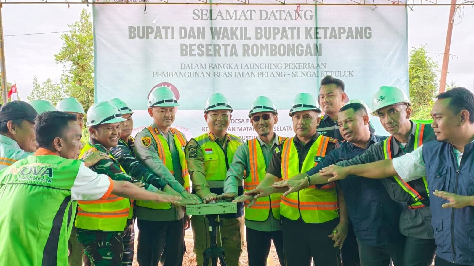 Bupati Ketapang, Alexander Wilyo (tengah), didampingi jajaran Forkopimda, secara simbolis menancapkan tiang pancang sebagai tanda dimulainya proyek pembangunan jalan Pelang-Kepuluk, Selasa (12/8/2025). Pembangunan ini merupakan hasil kolaborasi antara pemerintah daerah dan sektor swasta.