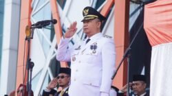 "Bupati Ketapang, Alexander Wilyo, menjadi inspektur upacara HUT ke-80 RI dan mengajak seluruh masyarakat bersatu untuk membangun daerah demi kemajuan bersama. (Dok. AF/Faktakalbar.id)"