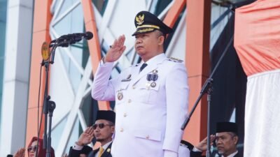 "Bupati Ketapang, Alexander Wilyo, menjadi inspektur upacara HUT ke-80 RI dan mengajak seluruh masyarakat bersatu untuk membangun daerah demi kemajuan bersama. (Dok. AF/Faktakalbar.id)"
