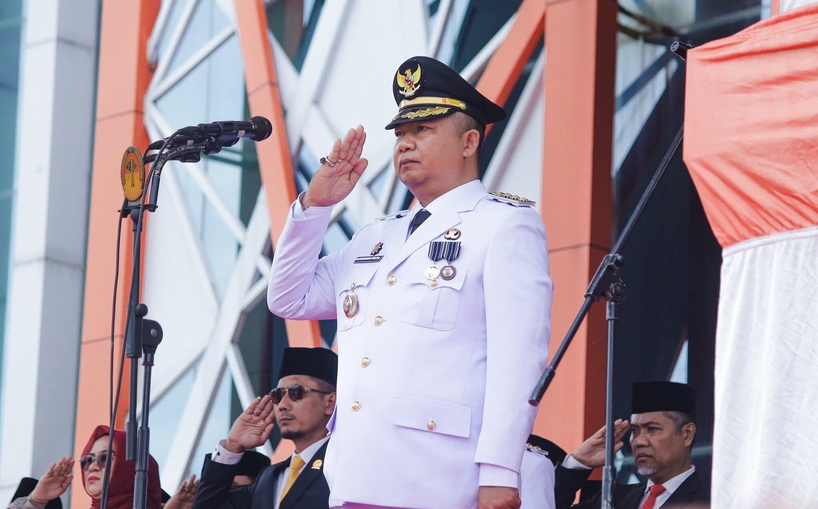 "Bupati Ketapang, Alexander Wilyo, menjadi inspektur upacara HUT ke-80 RI dan mengajak seluruh masyarakat bersatu untuk membangun daerah demi kemajuan bersama. (Dok. AF/Faktakalbar.id)"