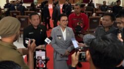 Bupati Landak Karolin Margret Natasa saat diwawancarai mengenai usulan Pertambangan Rakyat. (Dok. Ist)